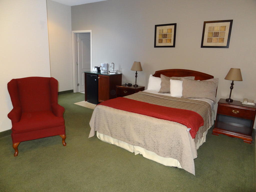 Peterborough Inn & Suites Hotel Room photo