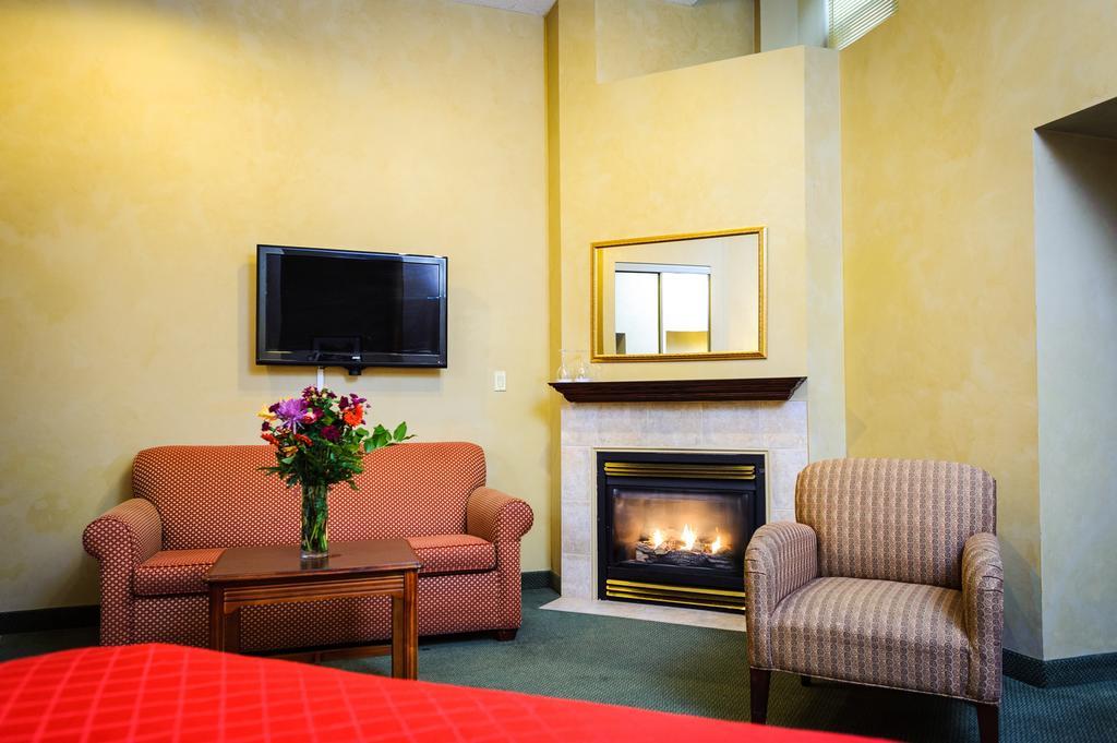 Peterborough Inn & Suites Hotel Exterior photo