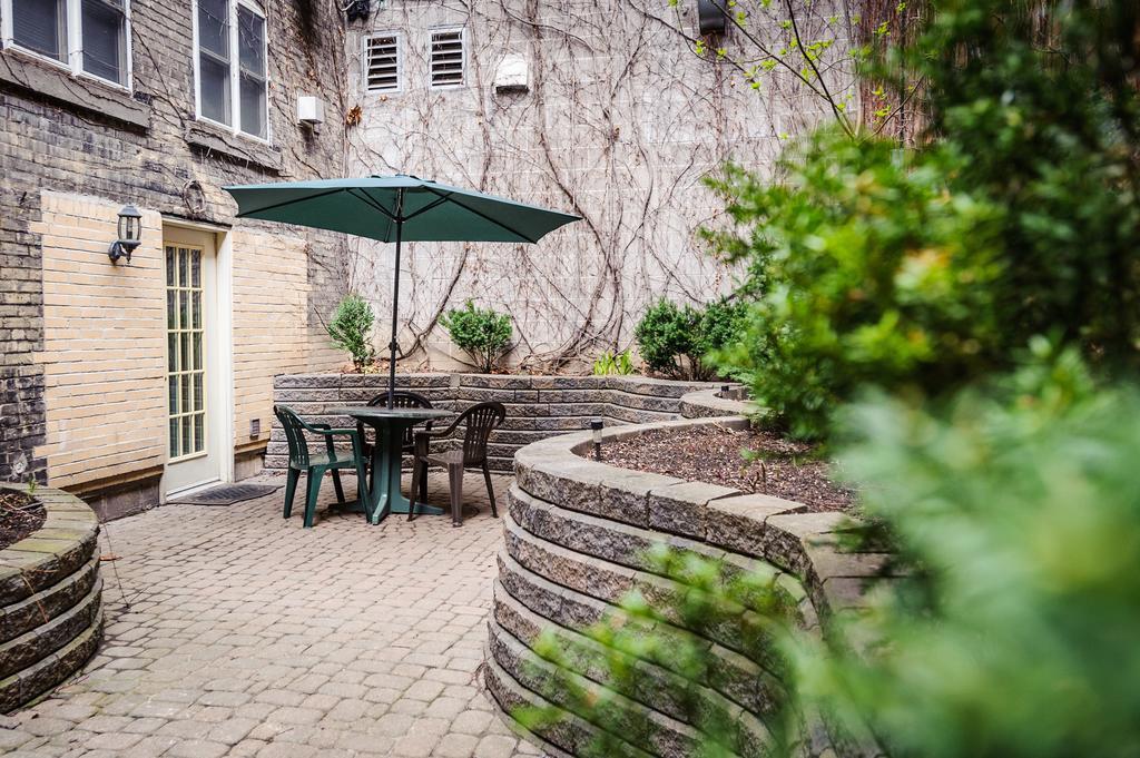 Peterborough Inn & Suites Hotel Exterior photo